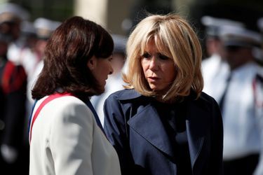 Anne Hidalgo et Brigitte Macron vendredi à l&#039;hommage à Xavier Jugelé, le policier tué sur les Champs-Elysées lors d&#039;un attentat jihadiste il y a un an.