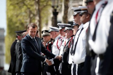 Emmanuel Macron vendredi à l&#039;hommage à Xavier Jugelé, le policier tué sur les Champs-Elysées lors d&#039;un attentat jihadiste il y a un an.
