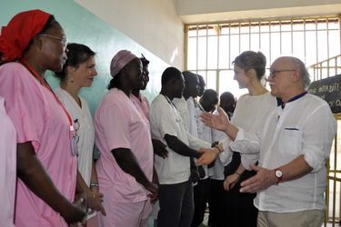 Accueil de Julie Gayet le 24 janvier au CHU du Bon Samaritain (BS) à N&#039;djamena. le Dr Yahn Rouquet, administrateur du fonds pour la santé des femmes (FSF) lui présente une partie du personnel de l&#039;établissement.