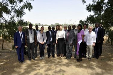 Julie Gayet, entre le ministre tchadien de la santé publique, Aziz Mahamat-Saleh Ahmat, et l&#039;ambassadeur de France au Tchad, Philippe Lacoste, pose à l&#039;issue de sa visite le 24 janvier avec une partie du personnel du Bon Samaritain. 