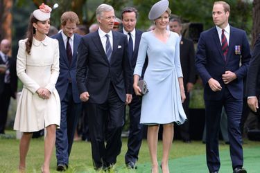 Kate et William en compagnie du couple royal belge, suivi du prince Harry et du Premier ministre David Cameron au cimetière militaire de Mons en Belgique, le 4 août 2014. 