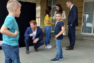 Kate, William et Harry lors d&#039;une Garden Party pour les enfants des militaires britanniques décédés, à Buckingham palace le 14 mai 2017