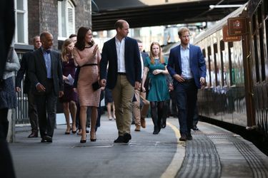 Kate, William et Harry en visite à la gare de Paddington, à Londres, le 16 octobre 2017