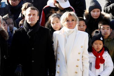 Emmanuel et Brigitte Macron à la Cité interdite de Pékin, accompagnés par une classe du lycée français de la ville.