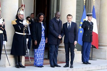 Emmanuel Macron reçoit George Weah et son épouse. 