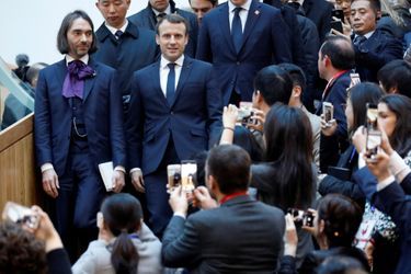 Emmanuel Macron et le député Cédric Villani dans l&#039;incubateur d&#039;entreprises Soho Q à Pékin.