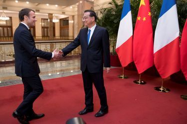 Emmanuel Macron rencontre Li Keqiang, Premier ministre chinois, au Palais de l&#039;Assemblée du Peuple.