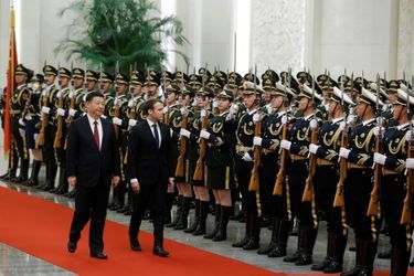 Emmanuel Macron et Xi Jinping passent en revue les troupes au Palais de l&#039;Assemblée du Peuple.