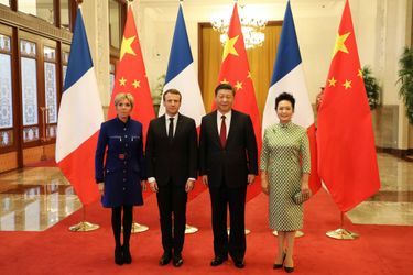 Emmanuel et Brigitte Macron posent avec Xi Jinping et son épouse Peng Liyuan au Palais de l&#039;Assemblée du Peuple.