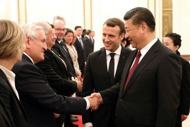 Xi Jinping salue l&#039;ancien Premier ministre Jean-Pierre Raffarin.