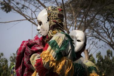 Les danseurs masqués accompagnés de tambourins réalisent la partie la plus importante de la cérémonie. Allada, le 9 janvier. 