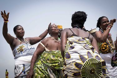 Le 10 janvier, des croyants venus de tout le pays se réunissent au bord de la mer, à Ouidah, pour célébrer Mami Wata, la mère des eaux.