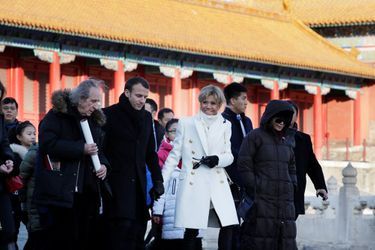 Emmanuel et Brigitte Macron à la Cité interdite de Pékin, accompagnés par une classe du lycée français de la ville.