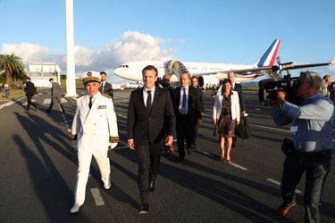 Emmanuel Macron sur le tarmac de l'aéroport de Nouméa, jeudi. Il est accompagné de Jean-Yves Le Drian, ministre des Affaires étrangères, et d'Annick Girardin, ministre des Outre-mer.