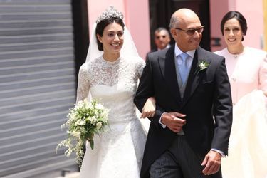 Alessandra de Osma, le jour de son mariage, au bras de son père, à Lima le 16 mars 2018