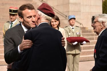 Emmanuel Macron a remis les insignes de Chevalier de la Légion d&#039;honneur à trois anciens combattants australiens de la Seconde guerre mondiale, âgés de 91 à 101 ans. Ici, William MacKay.