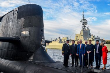 Le Premier ministre australien Malcolm Turnbull, Emmanuel Macron et les ministres australiens de la Défense, de l&#039;Industrie de la Défense et des Affaires étrangères, sur un sous marin HMAS Waller.