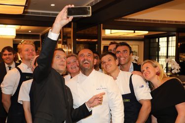 A Sydney, Emmanuel Macron prend un selfie avec le chef Guillaume Brahimi et son équipe. 