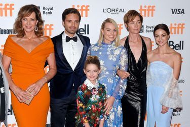 Caitlin Carver en septembre 2017 avec Allison Janney, Sebastian Stan, McKenna Grace, Margot Robbie, Julianne Nicholson.