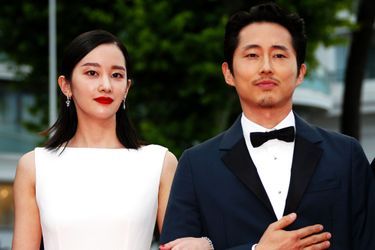 Steven Yeun et Jeon Jong-seo montent les marches à Cannes le 16 mai 2018
