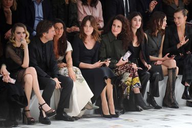 Cara Delevingne, Carla Bruni, Andie MacDowell, Alexa Chung, Rainey Qualley et Karlie Kloss au défilé Dior à Paris le 25 février 2020