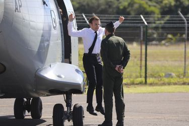 Emmanuel Macron saute de son hélicoptère en arrivant à Ouvéa, le 5 mai 2018.