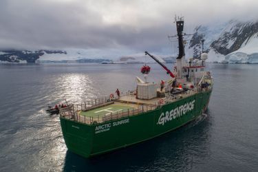 L'Arctic Sunrise de Greenpeace.