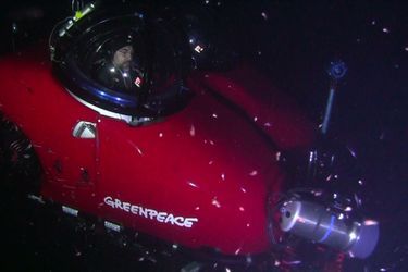 Javier Bardem descend des les profondeurs, dans un sous-marin Greenpeace.