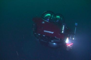 Javier Bardem descend des les profondeurs, dans un sous-marin Greenpeace.