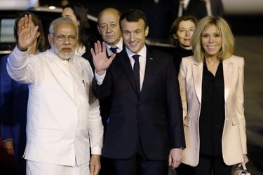 Emmanuel Macron et son épouse Brigitte accueillis par le Premier ministre Narendra Modi.