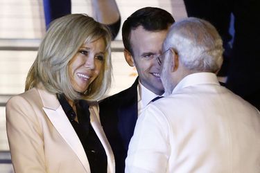 Emmanuel Macron et son épouse Brigitte accueillis par le Premier ministre Narendra Modi.