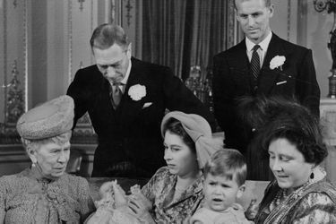 La reine mère Mary avec le roi George VI et la reine Elizabeth, la princesse Elizabeth et le prince Philip et leurs enfants le prince Charles et la princesse Anne, en octobre 1950