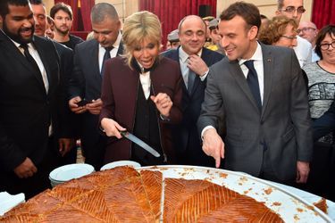 Le 12 janvier 2018, Emmanuel et Brigitte Macron coupent la galette des rois à l&#039;Elysée.