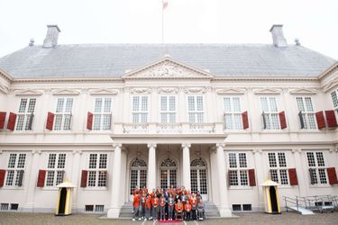 La reine Maxima, le roi Willem-Alexander et la princesse Margriet des Pays-Bas devant le palais Noordeinde à La Haye, le 23 mars 2018