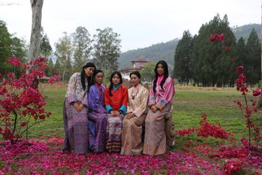 Les princesses Dechen Yangzom, Sonam Dechan, Euphelma Choden, Kesang Choden et Chimi Yangzom, soeurs et demi-soeurs du roi du Bhoutan, à Punakha le 25 avril 2018 