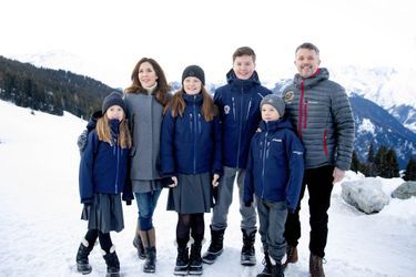 La princesse Mary et le prince héritier Frederik de Danemark avec leurs quatre enfants à Verbier en Suisse, le 6 janvier 2020