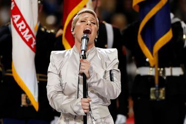 Pink a interprété l&#039;hymne américain lors du Super Bowl.  