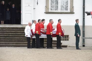 Le cercueil du prince Henrik quitte le palais de Fredensborg pour celui d’Amalienborg à Copenhague, accompagné par la famille royale danoise. 