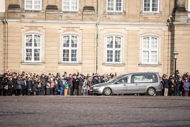 Le cercueil du prince Henrik arrive au palais d’Amalienborg à Copenhague, accompagné par la famille royale danoise. 
