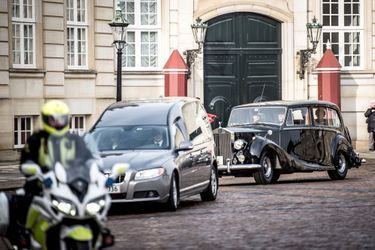 Le cercueil du prince Henrik arrive au palais d’Amalienborg à Copenhague, accompagné par la famille royale danoise. 