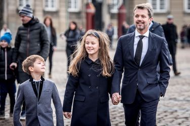 Le prince héritier Frederik et ses enfants Vincent et Isabella devant le palais d’Amalienborg à Copenhague. 