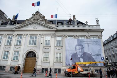 Le portrait du prince Henrik sur l&#039;ambassade de France à Copenhague.