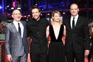 Robert Pattinson et Mia Wasikowska au Festival de Berlin 2018, entouré de David et Nathan Zellner les réalisateurs de &quot;Damsel&quot;.