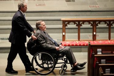 George W. Bush et son père George H.W Bush aux funérailles de Barbara Bush