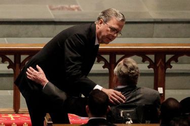 Jeb Bush réconforte George H.W Bush aux funérailles de Barbara Bush
