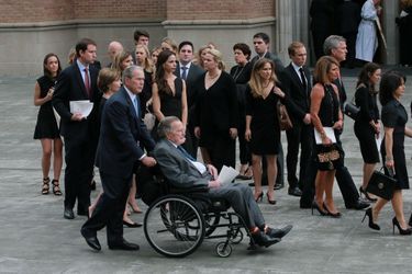 George W. Bush et son père George H.W Bush aux funérailles de Barbara Bush