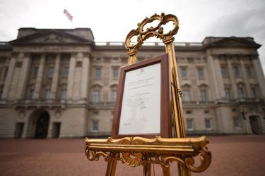 Kate a accouché de son troisième enfant le 23 avril 2018, et l&#039;annonce officielle à la reine est symboliquement présentée devant Buckingham. 