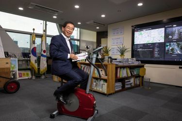 Park Won-soon, 61 ans, un maire sportif et écolo. Son vélo produit l’énergie de la lampe qui éclaire ses lectures. 