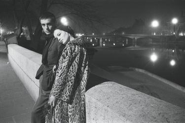 Alain et Romy, le 20 mars 1961. Ils sont seuls au monde sur les quais de Seine après avoir vécu deux heures de bruit et de fureur, d’incestes et de meurtres dans le Parme de la Renaissance. Le couple est, en effet, à l’affiche du théâtre de Paris pour « Dommage qu’elle soit une putain », de John Ford, pièce mise en scène par Luchino Visconti.