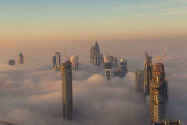 Un épais brouillard s'est installé dans la ville de Dubaï.
